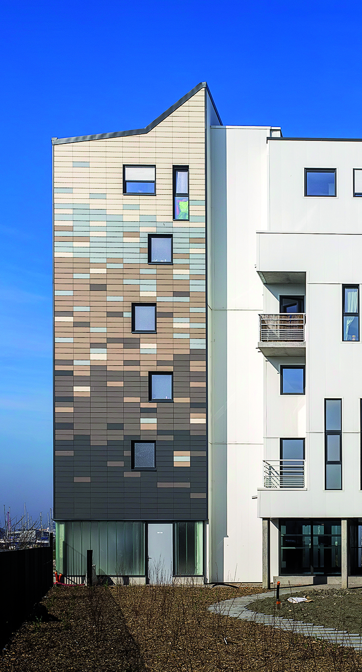 Tôles en aluminium couleur utilisées pour la façade d'un bâtiment